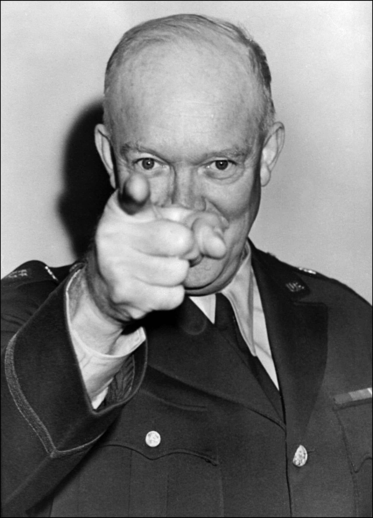 Dwight D. Eisenhower (1890–1969) es, al parecer, el presidente que 
<a href="http://golfweek.com/2009/11/02/dwight-d-eisenhower-golf-white-house/">más "rounds" de golf ha jugado durante su mandato, entre 1953 y 1961</a>. Se estima que fueron alrededor de 800, y su obsesión fue tal que instaló un "green" en la Casa Blanca. Esta fotografía fue tomada en 1943, cuando era general del Ejército y comandante en jefe en la segunda guerra mundial, donde tuvo que coordinar el desembarco de Normandía, la retoma de Francia y la invasión a Alemania. Como presidente, creó el Ministerio de la Salud, Educación y Asuntos Sociales; puso fin a la guerra de Corea, implementó el uso de aviones U-2 para espiar a la Unión Soviética, creó la Nasa, incorporó al país a Alaska y Hawai y acabó con la ley que obligaba a los afroamericanos a darle su silla a los blancos en los buses.