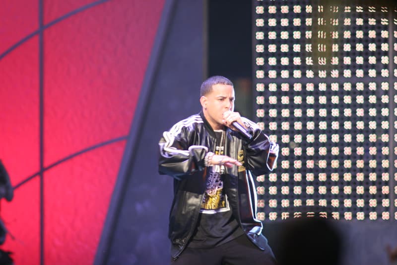 El reggaetón pegó duro en 2005, con la llegada de Daddy Yankee a la música. El puertorriqueño participó en la ceremonia de 2005 con su canción 'Gasolina', pero fue en 2006 cuando se consagró con el éxito 'Rompe'.