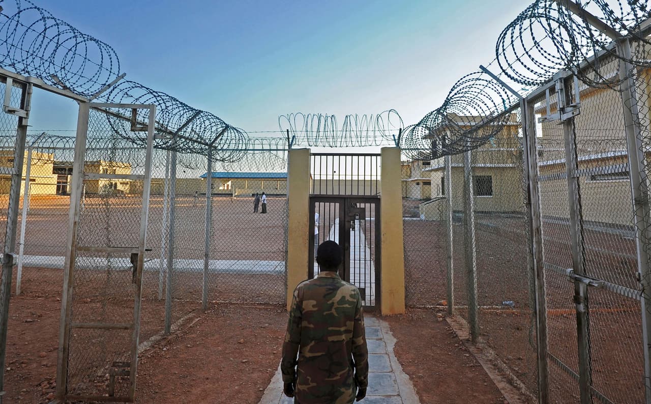 <h3 class="cms-H3-H3">6. Somalia</h3>
<br>
<br>🔴 
<b>Ejecuciones en 2021:</b> Al menos 21. 
<br>
<br>🔴 
<b>Delitos que se castigan con la pena de muerte:</b> Asesinato, pero el aumento de ejecuciones sumarias ha llevado a organizaciones como Amnistía Internacional y a los grupos de DDHH de la Unión Europea a pedir al gobierno somalí que aplique una moratoria.
<br>
<br>🔴 
<b>Métodos de ejecución:</b> Fusilamiento, pero la lapidación y la decapitación están también permitidas.
<br>