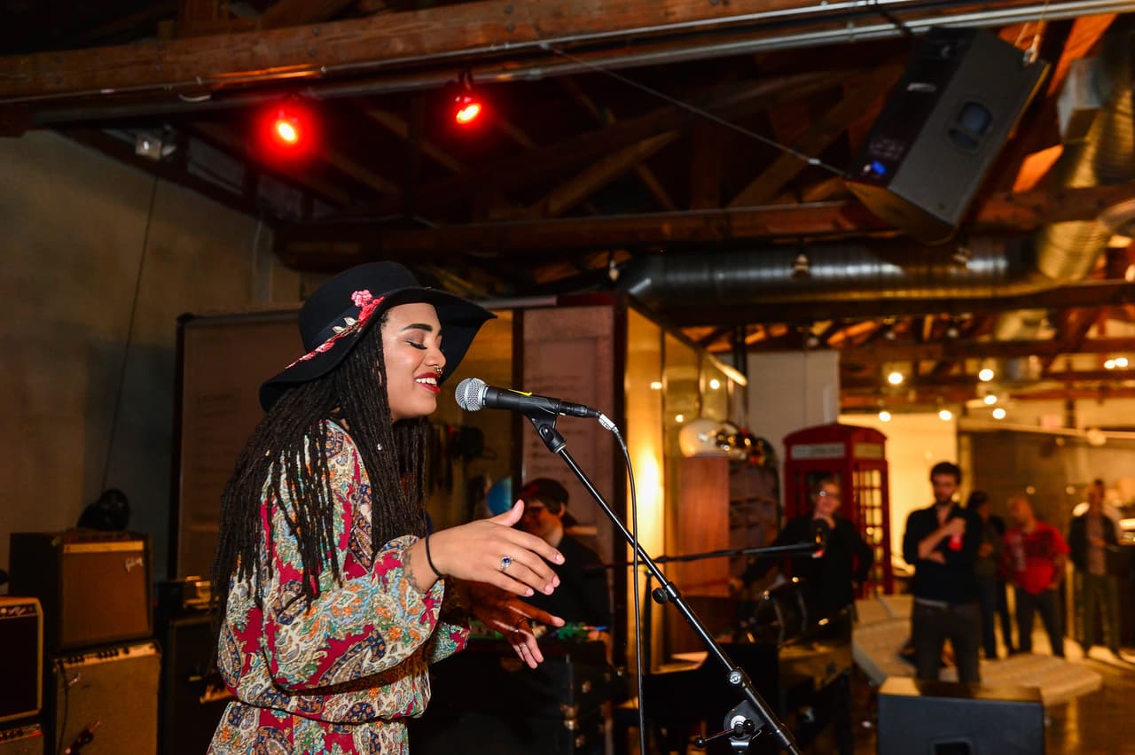 Tonina performing.