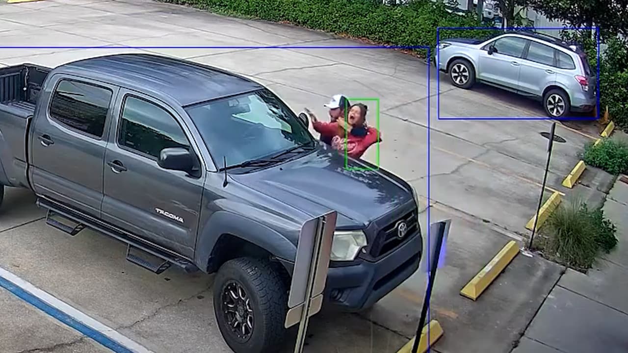 El momento en que una mujer escapa de ser secuestrada entre gritos y forcejeos