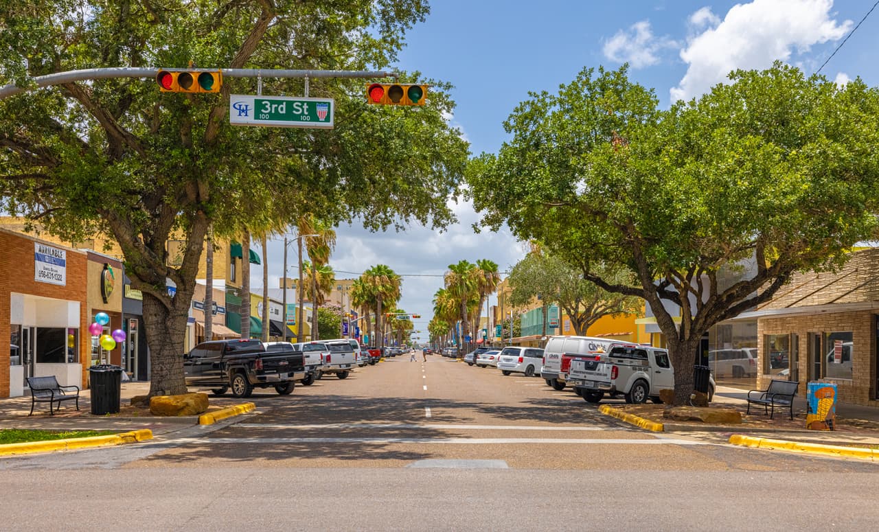 <b>McAllen, Texas |</b> El precio promedio de una casa es de $260,000 y el 58.8% de las viviendas disponibles en McAllen son asequibles.
<br>
<br>Una de las ciudades de más rápido crecimiento de Estados Unidos, donde la población aumentó 9% en los últimos 10 años. Una casa de tres habitaciones cercana a la concurrida zona del sur de McAllen puede costar $170,000. Y una de seis cuartos $299,000.