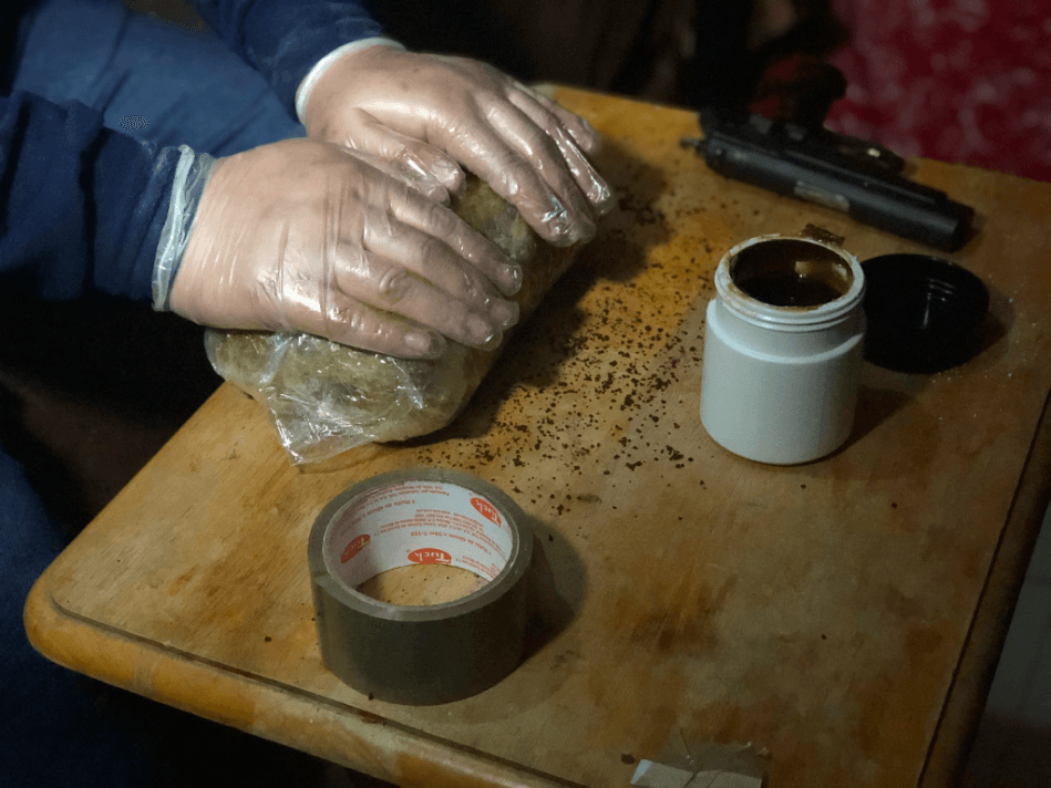 Los narcotraficantes aseguran que siempre usan guantes cuando empacan la droga para que no detecten sus huellas si la droga en el viaje es decomisada.