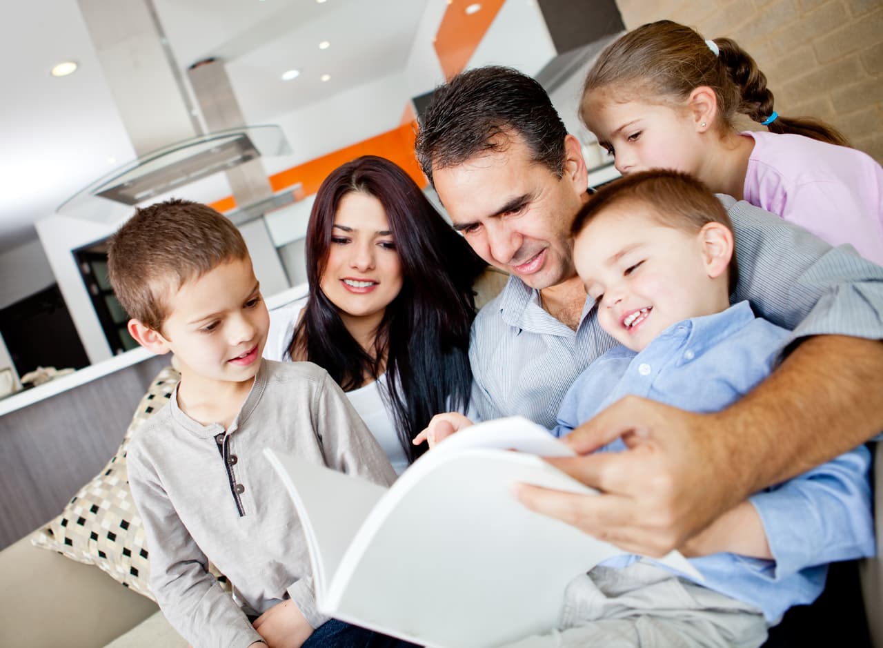 La multiculturalidad es un aspecto común en la actualidad, donde hablar más de un idioma es una ventaja. A pesar de los variados 
<a href="http://www.babycenter.com/0_raising-a-bilingual-child-the-top-five-myths_10340869.bc " target="_blank">mitos</a> sobre enseñar más de un idioma, está 
<a href="http://www.omniglot.com/language/articles/bilingualkids1.htm " target="_blank">comprobado</a> que mientras más temprano se empiece, mejor. A continuación, los 10 mejores libros bilingües para que tus niños descubran la riqueza de su herencia hispana y afiancen el idioma.
<br>