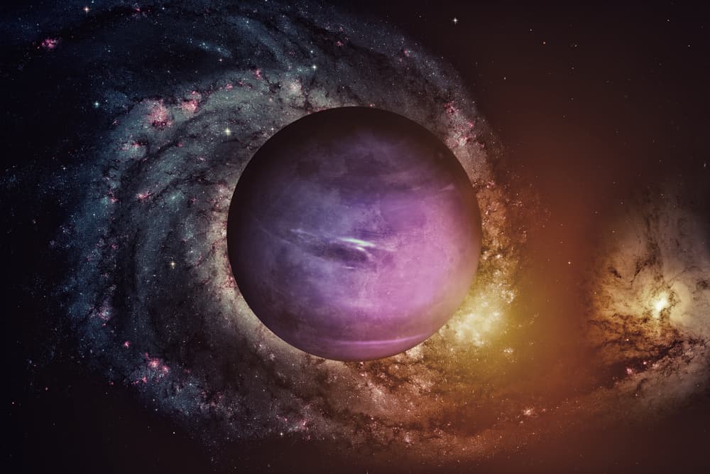 Este signo es regido por el planeta Neptuno y su símbolo es representado por la madre Selket. Su color es el rosa y su elemento es el agua. Número 9, día miércoles, su flor es la rosa y su piedra, el ópalo, jade y perla.