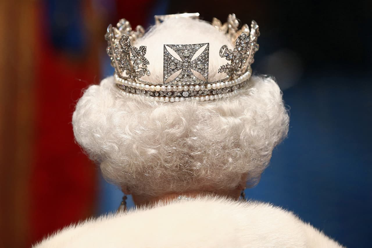 Antes de las exequias de la 
<a href="https://www.univision.com/noticias/mundo/muere-reina-isabel-ll">monarca, fallecida a los 96 años</a>, la Abadía de Westminster acogió algunos de los momentos más importantes de su vida. Corazón de la monarquía británica desde hace casi un milenio, esta iglesia inicialmente construida en cerca del año 1040 por Eduardo el Confesor y transformada a partir de 1245 en el imponente edificio gótico que hoy se conoce, fue escenario de
<b> coronaciones, bodas y funerales de múltiples reyes, así como celebraciones por el largo reinado de Isabel </b>II.