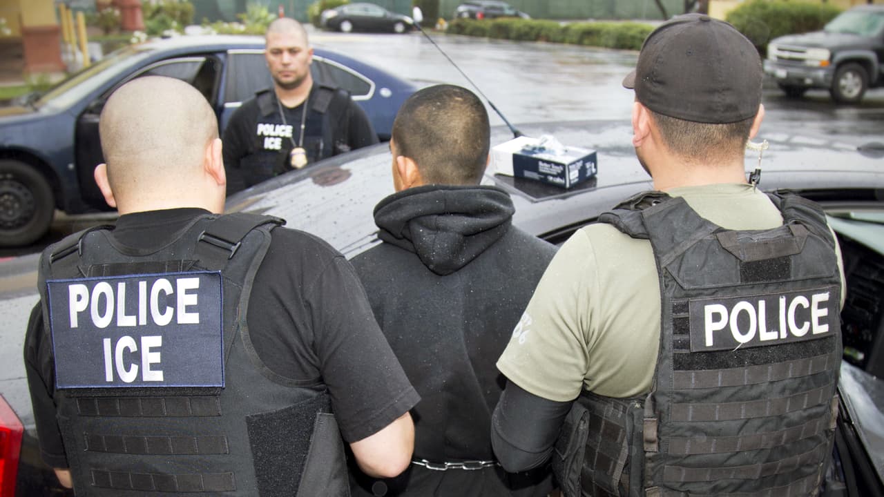 ICE confirma operativos y arrestos de inmigrantes en tribunales a nivel nacional