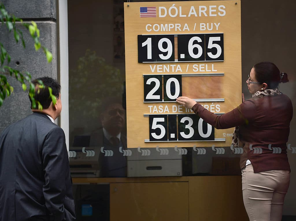 <b>Posición 3: México</b>. De acuerdo con el reporte del Banco Mundial, el país norteamericano recibió 
<b>$43,000 millones en remesas en 2020</b>. El flujo de los llamados 'migradólares' a México 
<b>se incrementó el año pasado en 9.9%</b>. La fortaleza se explicó, entre otros, por un cambio en los canales de envío de dinero, de informales a formales.