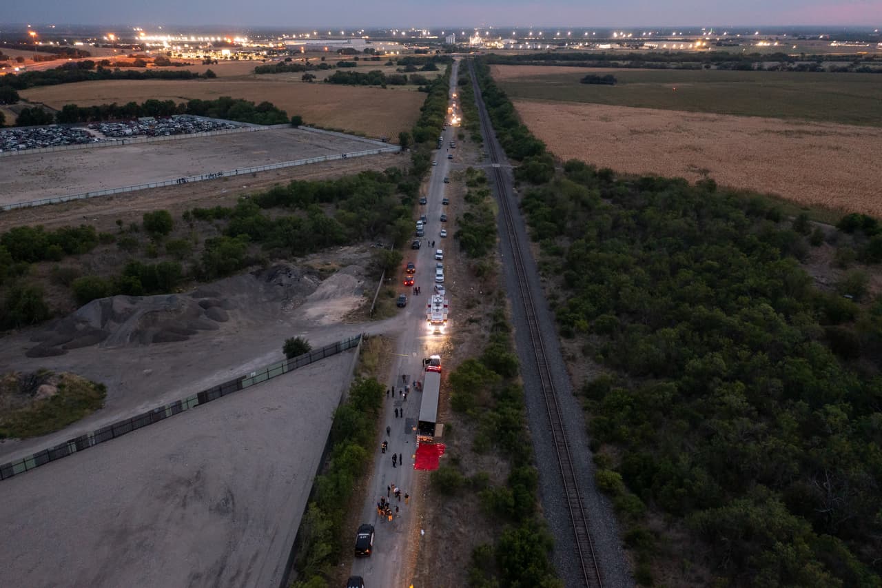 El pasado 27 de junio, 
<a href="https://www.univision.com/noticias/edicion-digital/tenemos-esperanza-familiar-de-tres-jovenes-migrantes-que-siguen-desaparecidos-en-san-antonio-texas-video">fue encontrado un camión abandonado</a> cerca de una vía de tren al suroeste de San Antonio, Texas, dentro del cual había decenas de inmigrantes muertos.