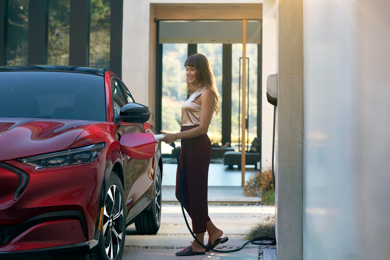 Todas las variantes incluyen un cargador doméstico que se puede enchufar a los tomacorrientes, aunque Ford también planea vender uno de carga rápida en asociación con Amazon Home Services, quienes además son los encargados de hacer las instalaciones requeridas.
<br>