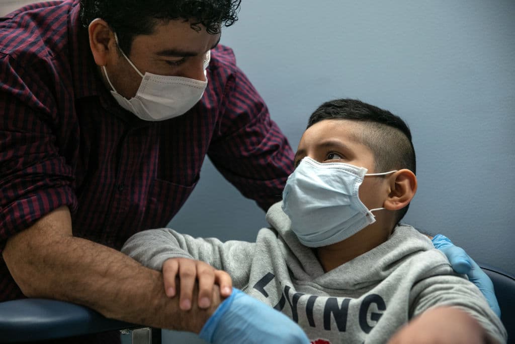 Para padres vacunados con niños pequeños la angustia por el coronavirus no termina