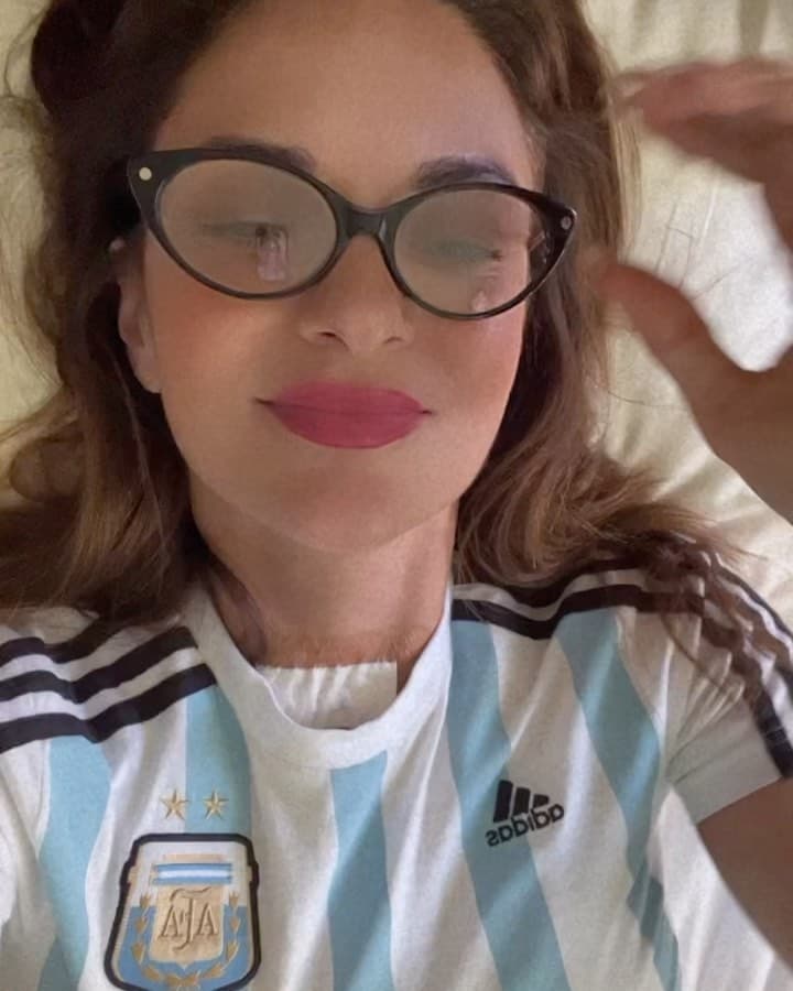 "Me detectaron desde marzo que tenía un tumor, de 3.3 centímetros, como del tamaño de una 
<b>pelota de golf, aquí en mi tiroides</b>, del lado izquierdo", explicó en un 'live' de la mencionada red social.
<br>