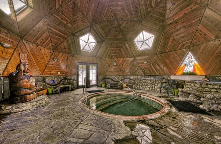 <b><a href="http://www.sierrahotsprings.org/" target="_blank">Sierra Hot Springs</a> </b>es un resort que ofrece baños terapéuticos en estas fuentes termales, que se localizan a 40 km al norte de Truckee, cerca de la ciudad de Sierraville. El complejo tiene alojamiento, tanto para cabaña como camping, y ofrece comida, talleres de salud y bienestar y retiros espirituales. Las piscinas se mantienen a temperaturas entre los 105 y 110ºF. 
<b>En este lugar cobran una entrada de $20 por todo el día y $15 por 3 horas.</b>