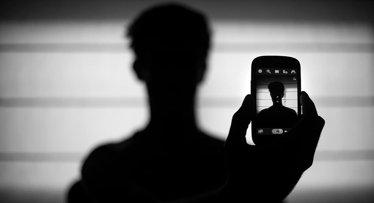 Les piden que compren una tarjeta prepagada y que les den el número por teléfono, además intentan obtener información personal de las 
<b><a href="https://www.univision.com/temas/victimas">víctimas</a></b>. 
<br>