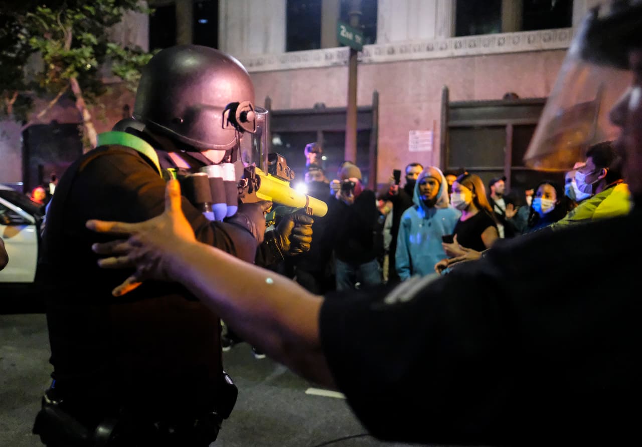 Los enfrentamientos entre la policía y los manifestantes se prolongaron hasta la madrugada del sábado.