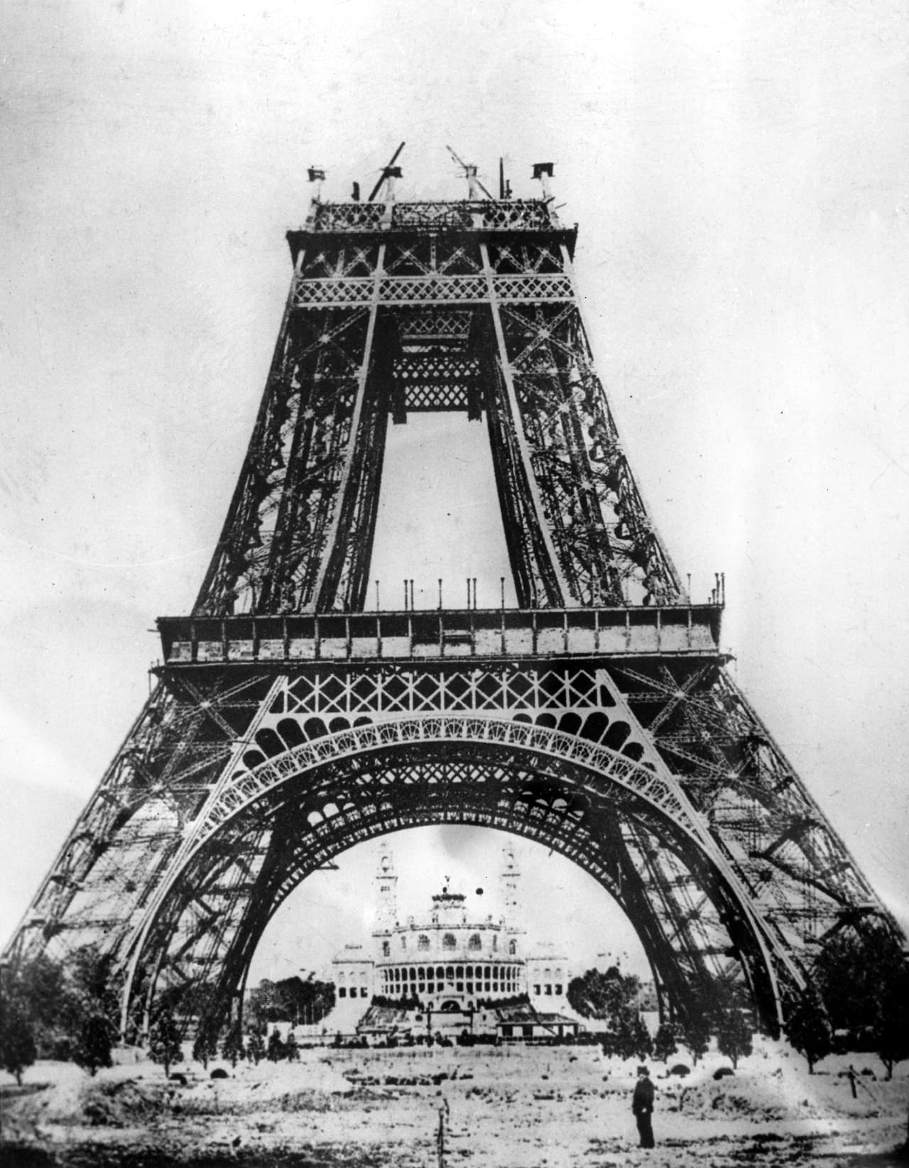 Todavía en construcción en 1887. Atrás, se divisa el Palacio de Trocadero. Durante el levantamiento, un solo trabajador perdió su vida, poco para una época en que era muy común que los obreros fallecieran en accidentes en proyectos a gran escala.