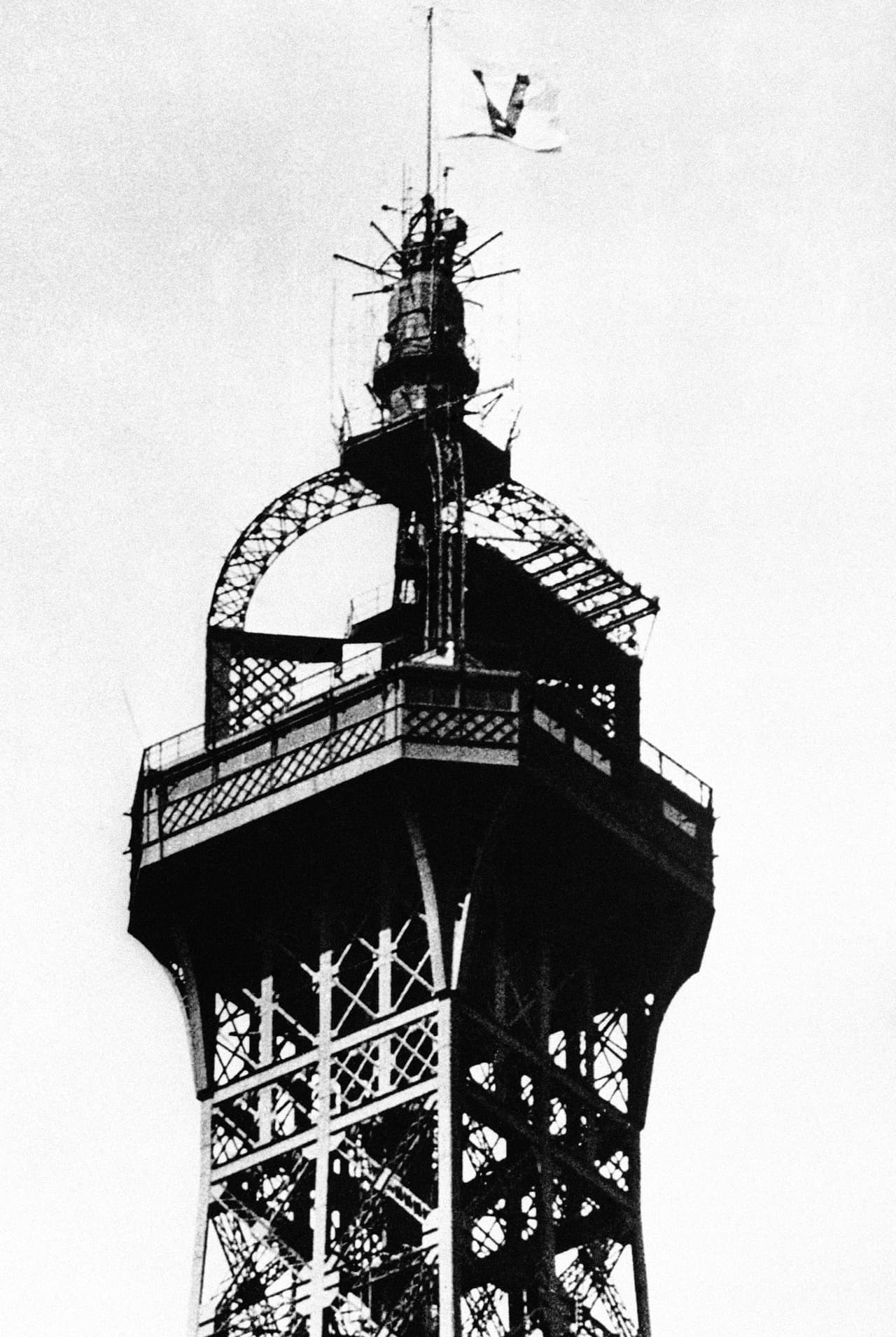 La Torre ha sido testigo de absolutamente todo: las glorias y las luchas francesas. La ocupación alemana de Francia, previa a la Segunda Guerra Mundial, tuvo su epicentro en este ícono francés. En esta foto, una bandera con el símbolo 'V' de la victoria alemana, el 26 de agosto de 1941.