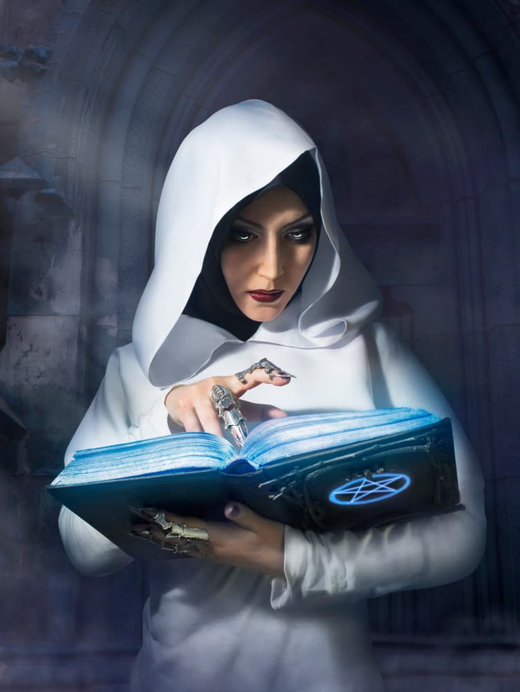 Muchos hechiceros y brujas utilizan su libro de hechizos donde guardan registros de sus rituales y encantos y que para muchos es un libro sagrado que nadie más debe tocar, formando una particular conexión con el objeto.