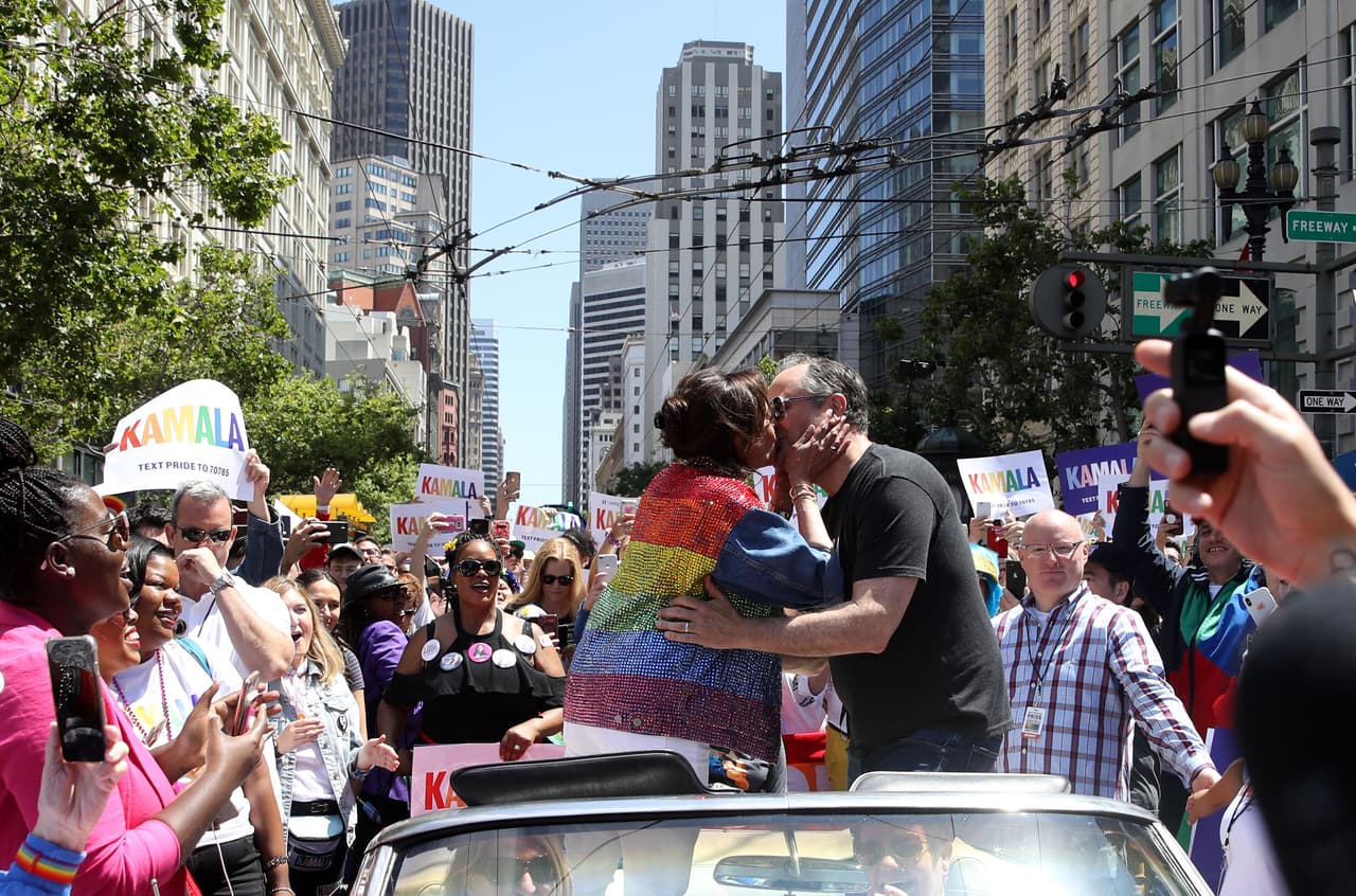<b>La hermana de Harris los casó.</b> La pareja se enamoró y se comprometió en marzo de 2014. Se casaron más tarde ese año en una pequeña ceremonia oficiada por Maya, la hermana de Harris, en un juzgado de Santa Bárbara.
<br>