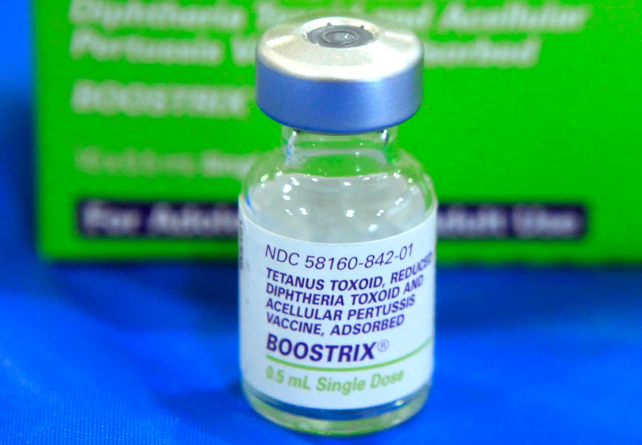 <b>Tosferina</b>
<br>
<b>Introducción de las vacunas: 1914.</b>
<br>
<b>Impacto: salvan 160,700 vidas al año.</b>
<br>
<br>Se estima que antes de la vacunación masiva morían de tos ferina 160,000 personas al año en todo el mundo. Los síntomas de esta enfermedad incluyen ataques de tos y apnea, y puede causar complicaciones graves en niños y bebés. La vacuna fue introducida en 1914 y luego comenzó a aplicarse combinada con vacunas contra la difteria y el tétano.