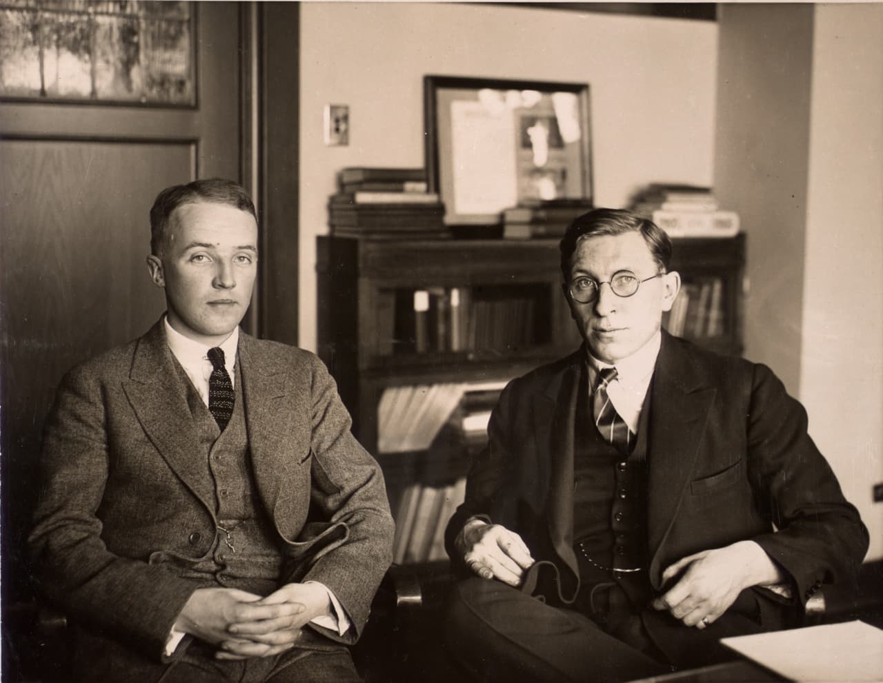 Best y Banting, en una foto de1924. "El descubrimiento y desarrollo de la insulina en la Universidad de Toronto es uno de los avances más importantes en la historia de la medicina", señala a 
<b>Univision Noticias</b> una portavoz de la Biblioteca Thomas Fisher de la Universidad de Toronto, uno de los centros de archivos sobre el descubrimiento de la insulina más vastos del mundo. 
<br>
<br>"En ese verano de 1921, un equipo de científicos aisló por primera vez la hormona que salva vidas, la insulina. Al hacerlo, Banting, Best, Collip y Macleod lograron un gran avance en el tratamiento de la diabetes. Este extraordinario descubrimiento ha salvado la vida de millones de personas que padecen diabetes en todo el mundo", añadió.