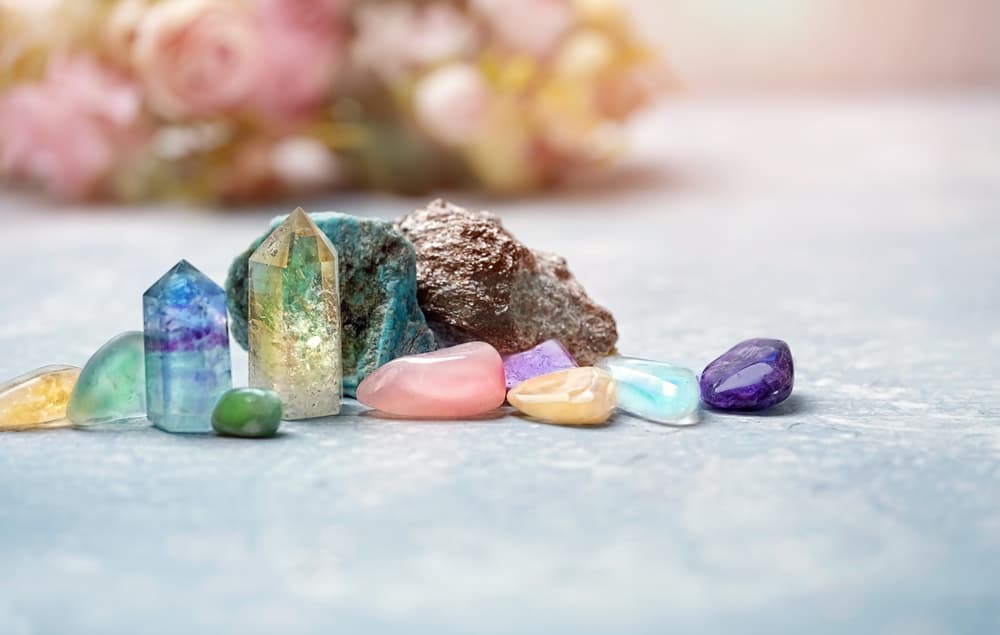 La luz es otro elemento esencial. Hay ciertas piedras que se recargan tan fácilmente simplemente como al dejarlas a la luz del Sol. Con un día, la energía del Universo las renovará.