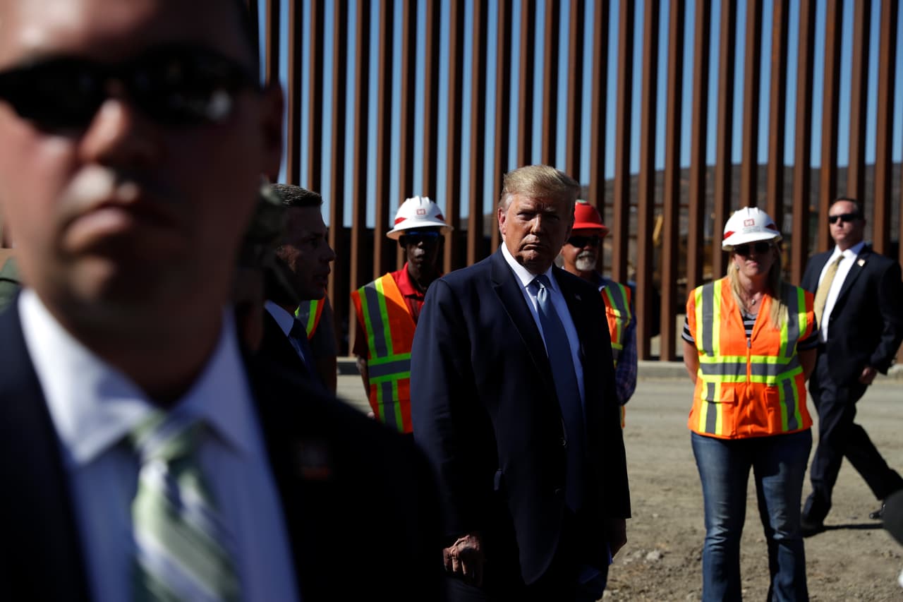 El presidente Trump informó que 
<b>20 alpinistas de clase mundial</b> probaron a subir diferentes prototipos del muro y que este, el que se está renovándose en Otay Mesa, San Diego, fue el más difícil de escalar. "No se puede escalar ese muro", puntualizó.