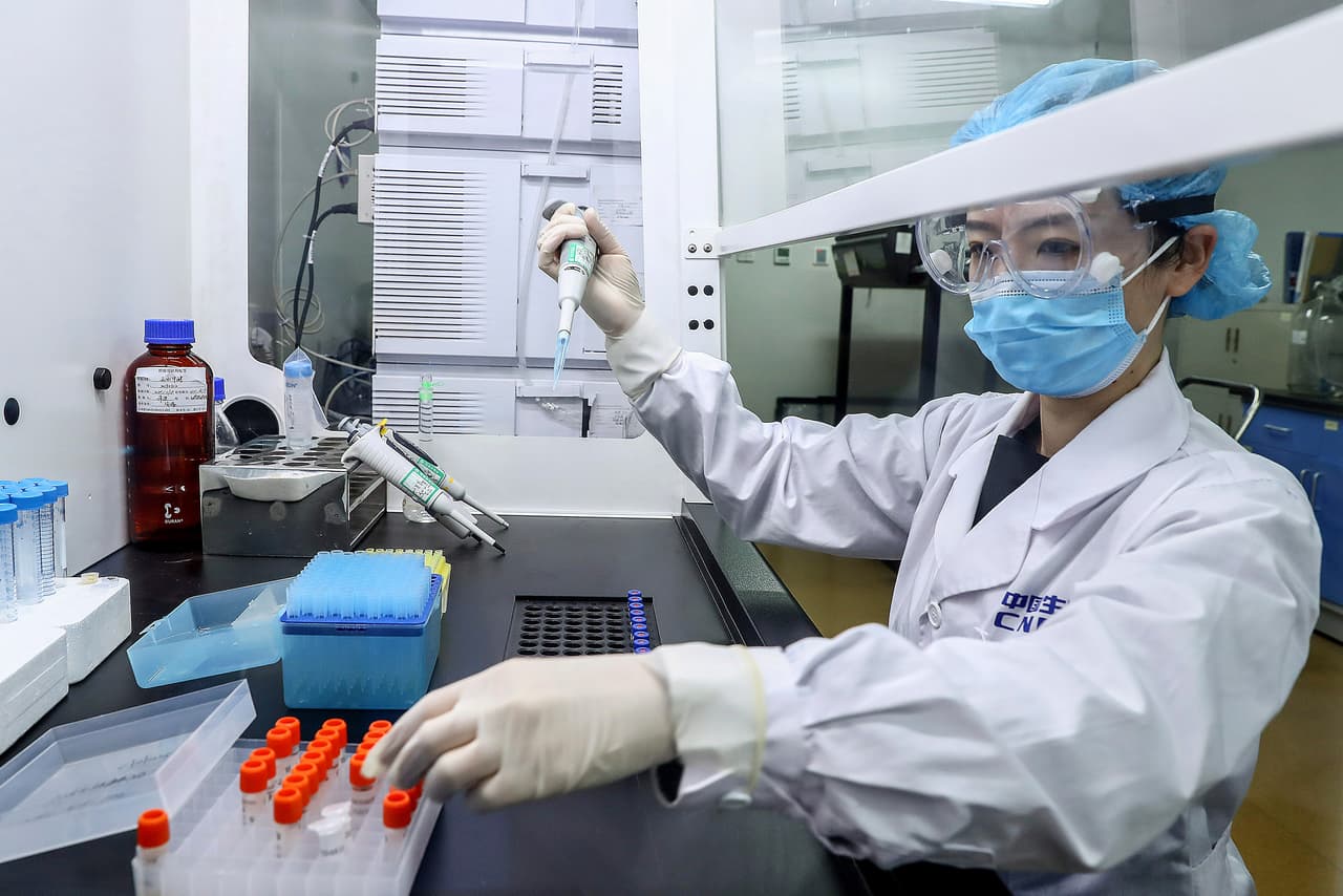 Empresa china prueba vacuna contra el coronavirus en sus empleados antes de que se aprobaran pruebas en humanos