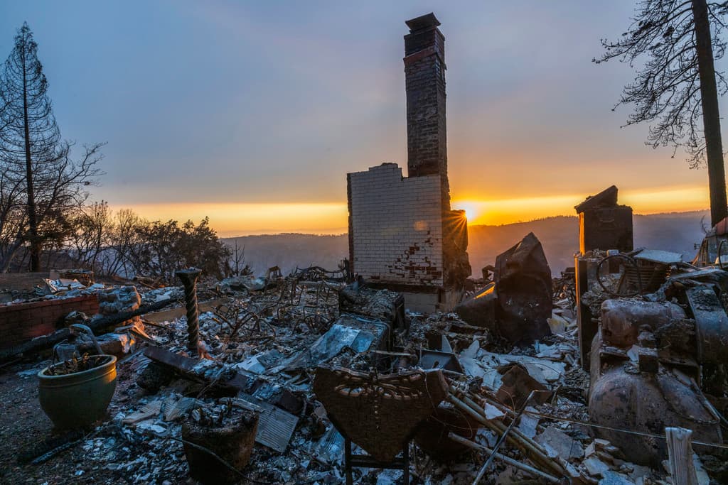El incendio Park solo dejó las ruinas de lo que era una vivienda familiar en Forest Park, en el condado Butte.
