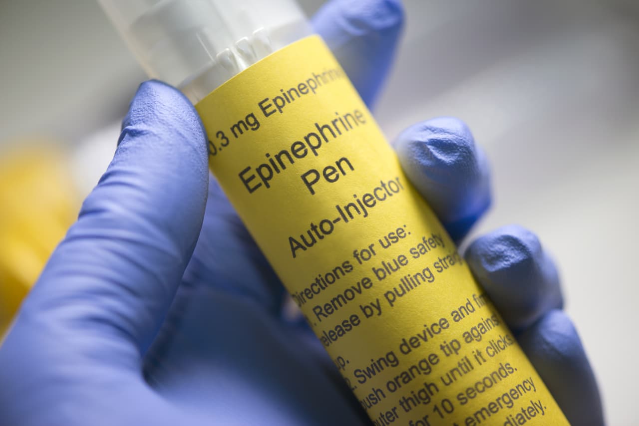 Una reacción alérgica se considera grave cuando una persona necesita ser tratada con epinefrina o EpiPen o si debe ir al hospital.