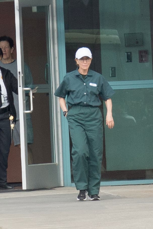 Felicity Huffman fue liberada este viernes de una 
<b><a href="https://www.univision.com/famosos/actriz-felicity-huffman-ingresa-a-prision-para-cumplir-una-criticada-condena-y-le-espera-filete-a-la-pimienta-fotos" target="_blank">prisión federal </a></b>en el norte de California, informó 
<b><a href="https://www.nbcnews.com/pop-culture/celebrity/felicity-huffman-released-prison-end-14-day-sentence-n1071921">NBC News.</a></b>