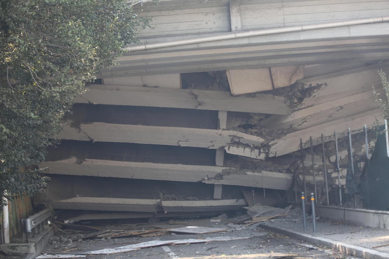 La explosión provocó el derrumbe parcial de un paso elevado de la autovía y generó un enorme socavón.