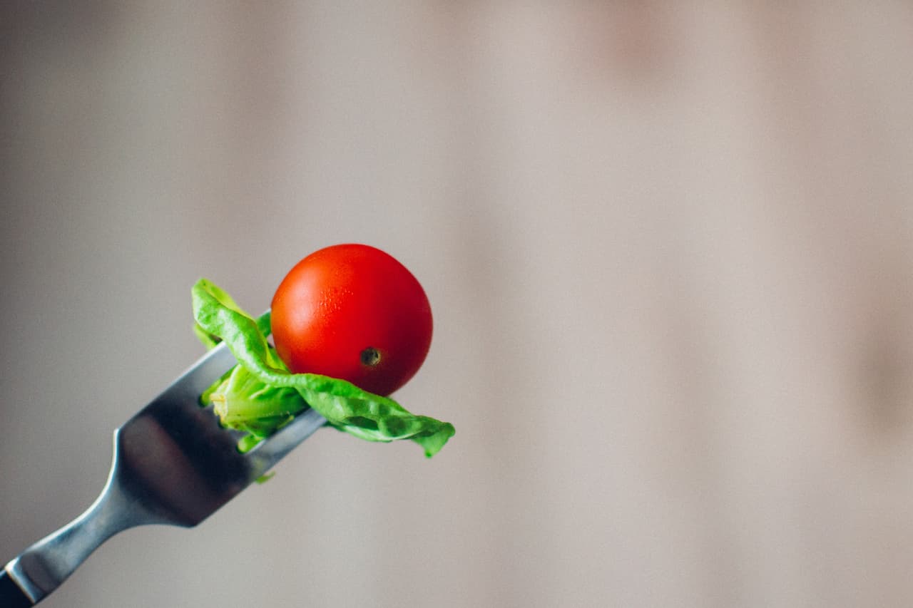 A veces nos esmeramos con una dieta drástica y llena de sacrificios cuando lo que realmente necesitamos es 
<b>prestar más atención y prescindir de calorías (y comportamientos) superfluos que no aportan nada más que michelines</b>. Te ofrecemos algunas recomendaciones para comer lo correcto sin pasar hambre.