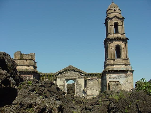 <b>San Juan Parangaricutiro, México. </b>Es un pequeño pueblo en el estado de Michoacán cerca del volcán Parícutin. 
<b>El original poblado de San Juan Parangaricutiro fue destruido por <a href="https://www.efe.com/efe/english/world/san-juan-parangaricutiro-mexico-s-pompeii-buried-by-paricutin-volcano/50000262-4022825" target="_blank">el volcán que entró en formación en 1943</a>, quedando enterrado en cenizas y lava. </b>La parte superior de la iglesia aún sobresale. Cerca de allí, está Nuevo San Juan Parangaricutiro, fundado tras el desastre. El volcán mexicano no causó víctimas mortales, señala la agencia Efe, ya que los residentes lograron abandonar el área antes de la llegada de la lava. 
<br> 
<br> 
<br>