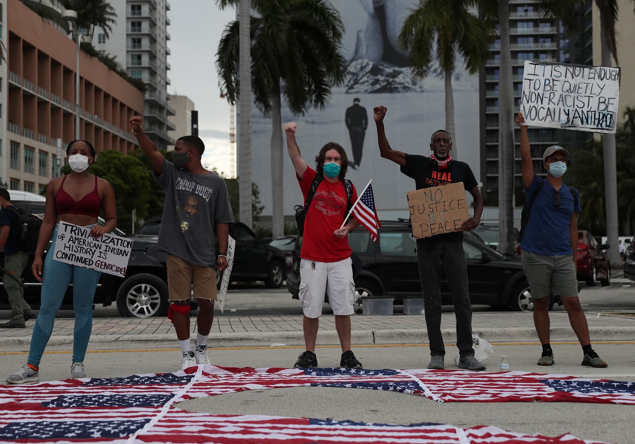 Las personas que se manifestaban en contra del racismo y la brutalidad policial entonaron sus consignas y llevaron pancartas, en el tercer fin de semana consecutivo de protestas, tras la muerte de George Floyd.