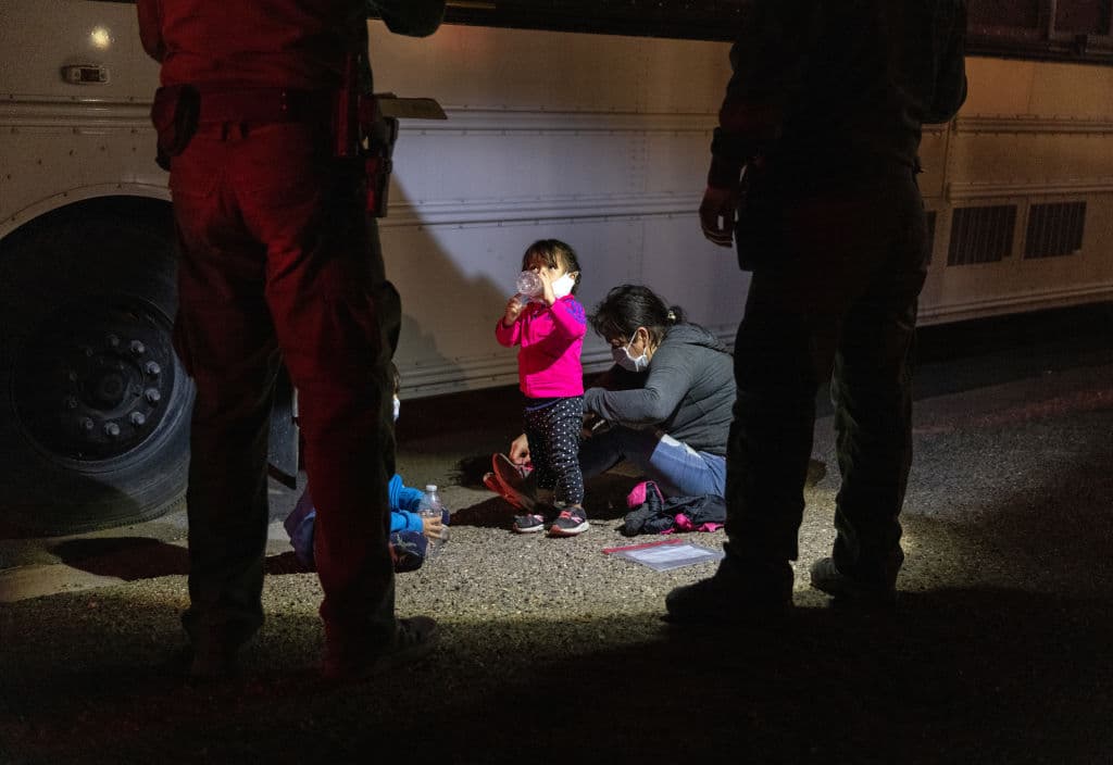 <b>Guatemala.</b> Una niña guatemalteca de un año espera junto a su familia para ser transportada a una estación de la Patrulla Fronteriza en Roma, Texas, el pasado 13 de abril de 2021.
<b> La cifra de guatemaltecos que piden refugio en México ha caído levemente en los últimos tres años.</b> En 2019 eran más de 3,700 las personas las que buscaban acceder a ese beneficio migratorio; para 2020 cayó a 3,005 y en lo que va de 2021 apenas acumulan 2,063, según la Comar.