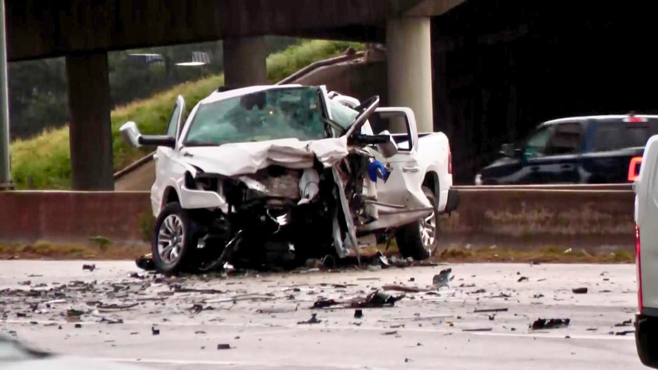 <h3 class="cms-H3-H3">Un choque frontal que paralizó la autopista 114 </h3>
<br>
<b>El accidente ocurrió alrededor de las 2:49 a.m. del lunes 14 de julio</b>, a la altura de la calle Esters Road, en los carriles en dirección este, cerca del acceso norte al aeropuerto. De acuerdo con el reporte policial, 
<b>un vehículo circulaba en dirección oeste por los carriles destinados al tráfico este</b>, y chocó de frente contra otro auto que venía en sentido correcto. 
<b>Ambos conductores murieron en el lugar.</b> Ninguno llevaba pasajeros, según las autoridades. El impacto fue tan fuerte que 
<b>obligó al cierre total de los carriles este de la autopista durante varias horas</b>. El tráfico fue desviado hacia Freeport Parkway mientras equipos de emergencia limpiaban la escena y 
<b>los investigadores trabajaban para entender cómo el conductor ingresó a la vía en sentido contrario. </b>