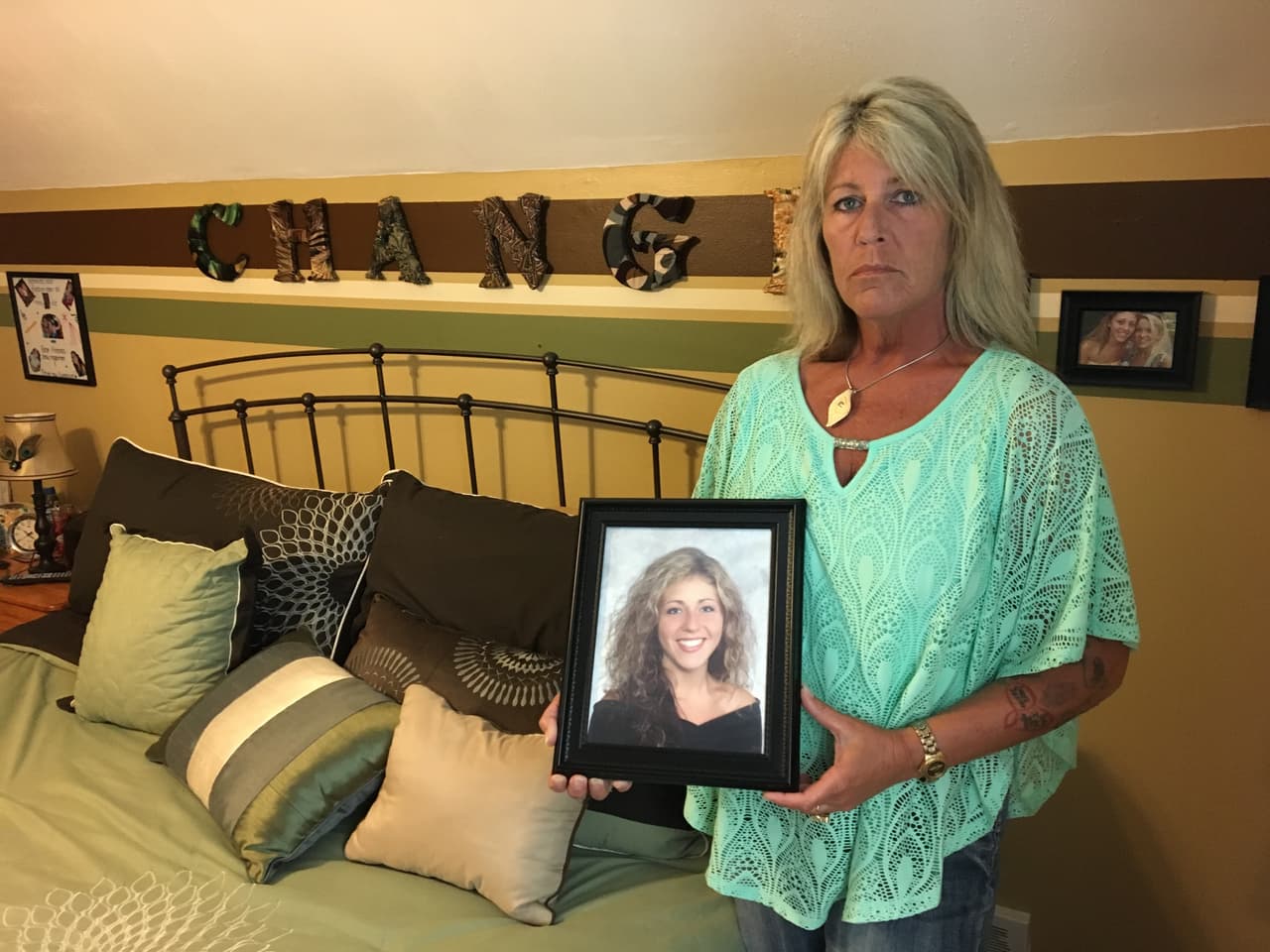 En el ínterin, personas que se han visto afectadas por la crisis, como Patty Farrell, cuya hija murió de una sobredosis de heroína hace cuatro años, 
<b>siguen esperando una solución </b>y presionando a los legisladores para que dicten nuevas y más severas penalizaciones para los traficantes de drogas.