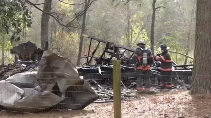 Explosión e incendio en casa móvil en Sampson, reportan un hombre con quemaduras graves 
