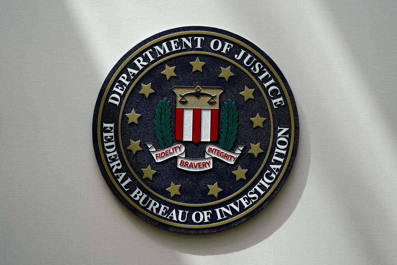 FBI arresta a un exembajador de EEUU acusado de servir como agente de Cuba, según AP 