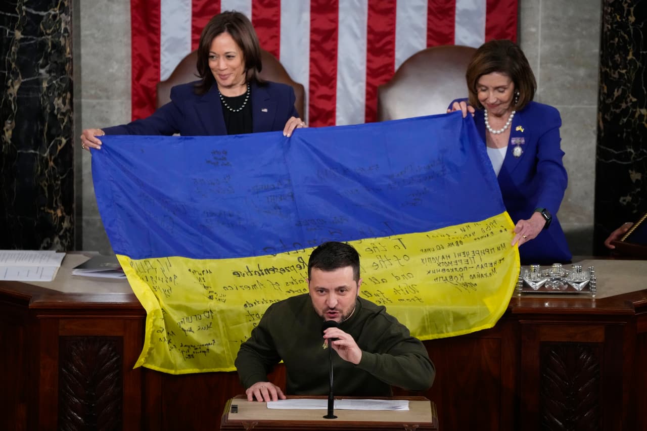 El 21 de diciembre, Zelensky visita Estados Unidos en su primer viaje al exterior desde que comenzó la guerra, se reúne con el presidente Joe Biden para asegurar los sistemas de misiles de defensa aérea Patriot y otras armas, y se dirige al Congreso.