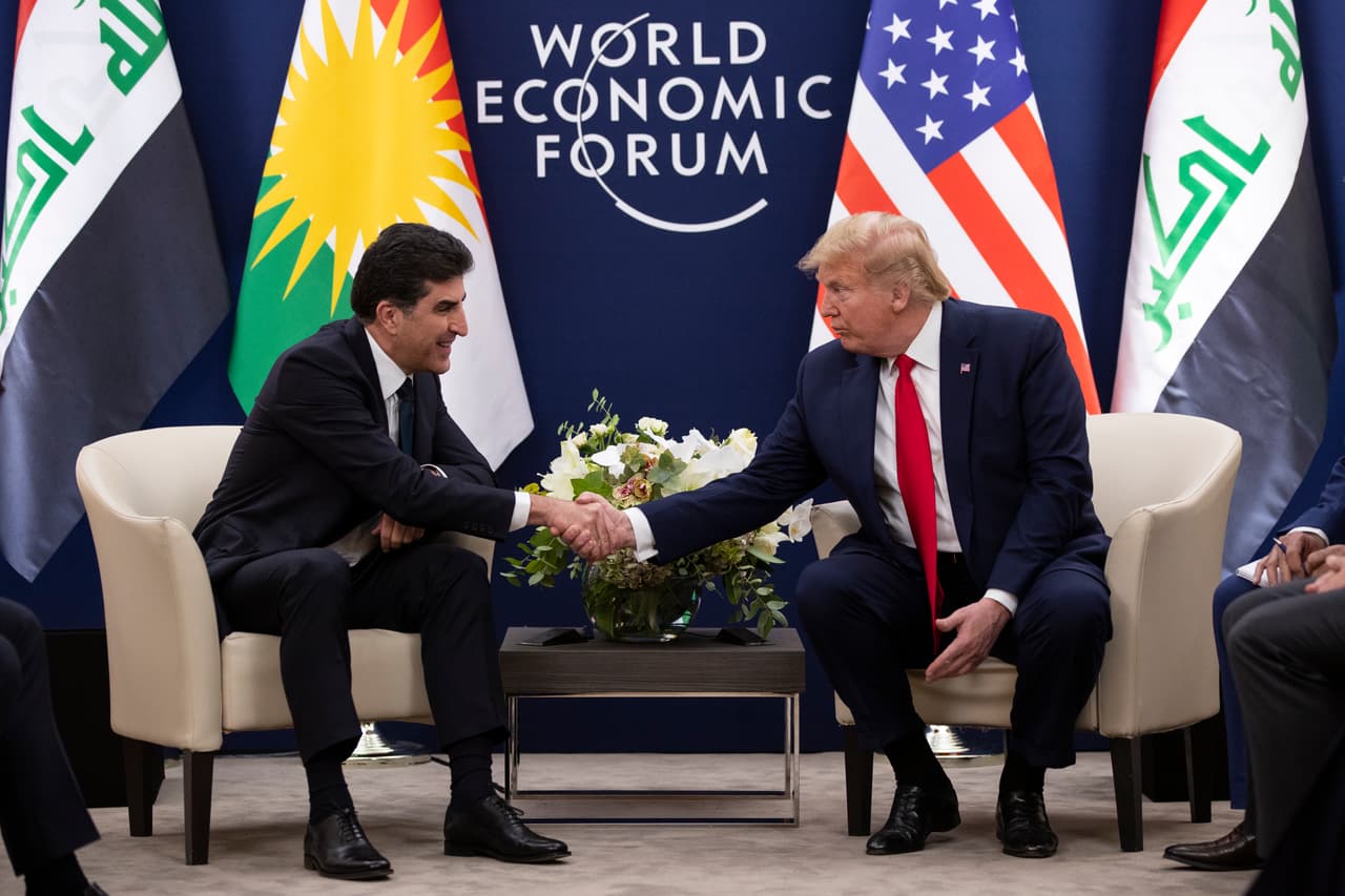 <b>El enredo</b> 
<b>con los kurdos.</b> En una reunión con Nechirvan Barzani, presidente del Kurdistán iraquí en enero de 2020, 
<a href="https://www.washingtonpost.com/world/2020/01/23/trump-appears-confuse-kurds-syria-iraq-meeting-with-president-iraqi-kurdistan/" target="_blank">Trump alabó los planes de EEUU con los kurdos de Turquía y Siria</a>. Solo que el gobierno regional kurdo iraquí de Barzani no ha estado involucrado en esos planes para una zona segura a lo largo de la frontera sirio-turca, áreas reclamadas por los kurdos sirios. Los kurdos de Siria son geográficamente y políticamente distintos de los kurdos de Irak.