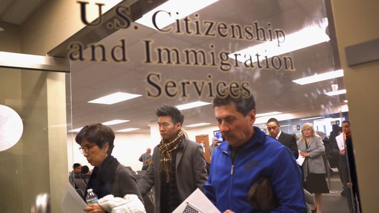 Varios demócratas han presentado una reforma a la ley de Inmigración de 1929 que, de ser aprobada, permitiría que ocho millones de indocumentados, con al menos siete años viviendo en Estados Unidos, puedan pedir la residencia como primer paso hacia la ciudadanía. El congresista Adriano Espaillat afirma que esta legislación tiene un historial de apoyo bipartidista y explica quiénes podrían resultar beneficiados. 
<b>Lee más sobre el <a href="https://www.univision.com/noticias/inmigracion/democratas-quieren-revivir-plan-migratorio-que-fue-rechazado-por-la-parlamentarian">plan de los demócratas para regularizar la situación de millones de inmigrantes en Estados Unidos. </a></b>