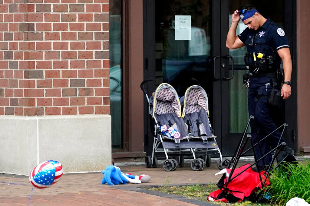 Un hombre armado abrió fuego el lunes en un desfile del Día de la Independencia en un suburbio de Chicago, matando a seis personas e hiriendo a 24, aterrorizando a cientos de padres con carreolas y niños en bicicletas.
<br>
<br>En la imagen, un oficial de policía reacciona mientras camina en el centro de la localidad de Highland Park, donde ocurrió la masacre.