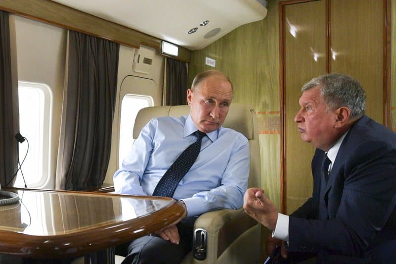 En esta foto de archivo del 27 de agosto de 2018, el presidente ruso Vladimir Putin, a la izquierda, escucha al CEO de Rosneft ruso, Igor Sechin, durante su vuelo para visitar la mina de carbón Chernigovets, en Beryozovsky, región de Kemerovo, Rusia.