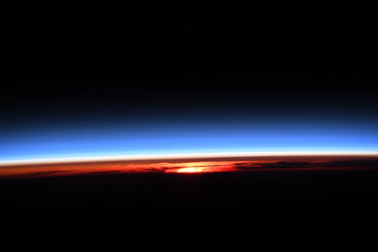 Un pequeño reto matemático para sus seguidores de Twitter junto a esta foto publicada el 12 de septiembre: “Cada 90 minutos, la ISS orbita alrededor de la Tierra. Somos testigos de 16 amaneceres y 16 puestas de sol por día. He vivido en el espacio durante 181 días. ¿Alguien puede adivinar cuántos amaneceres y atardeceres he visto durante mi misión?”.
