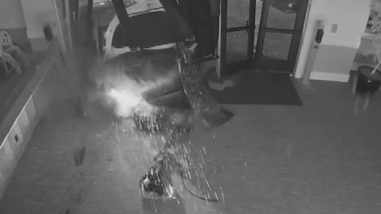 En video: hombres enmascarados roban un auto, lo estrellan contra una iglesia y huyen a pie