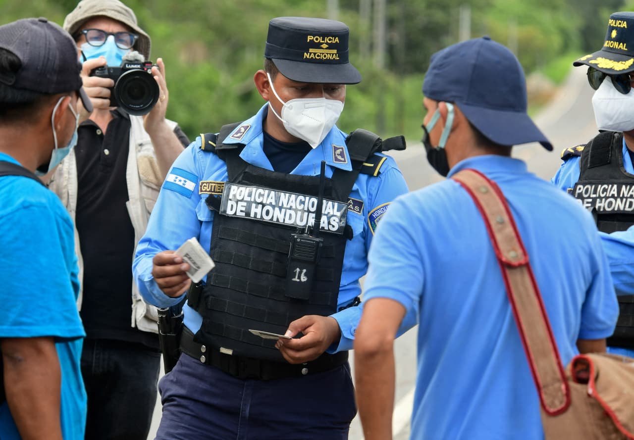 En el recorrido de unas 62 millas (100 km) desde San Pedro Sula a Corinto, la caravana se fue diluyendo en grupos pequeños. Decenas de menores fueron retenidos por no llevar permisos de los padres y retornados en patrullas policiales a San Pedro Sula. La marcha ocurre en momentos que se registra una fuerte oleada de migrantes en la frontera entre México y Estados Unidos, y donde la mayoría de los 
<b><a href="https://www.univision.com/temas/indocumentados" target="_blank">indocumentados</a></b> están siendo expulsados debido a la pandemia del 
<a href="https://www.univision.com/temas/coronavirus">coronavirus</a>.
