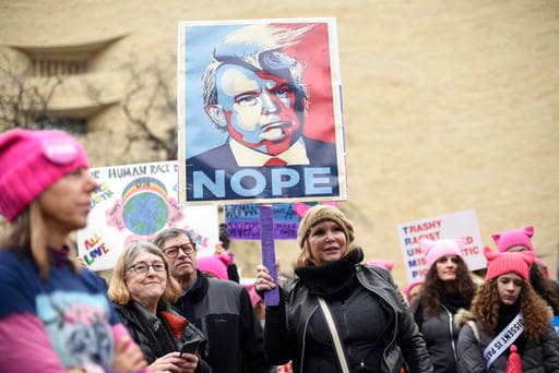 Con sus carteles, las mujeres aseguran que Trump es un presidente de pacotilla y que no las representa. 
<br>
<br>Foto: GettyImages
