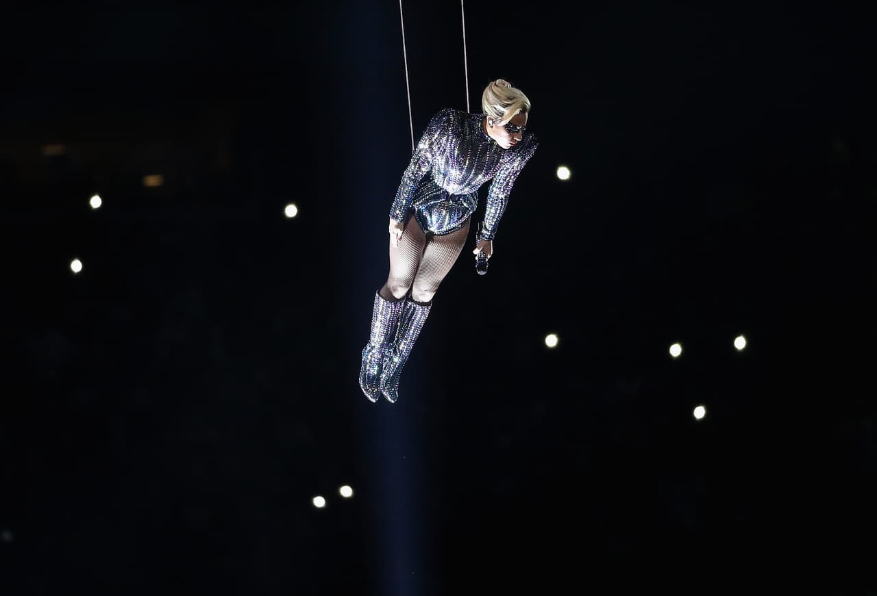 'Poker Face' fue uno de los temas que interpretó en el aire, sujeta a dos cables.